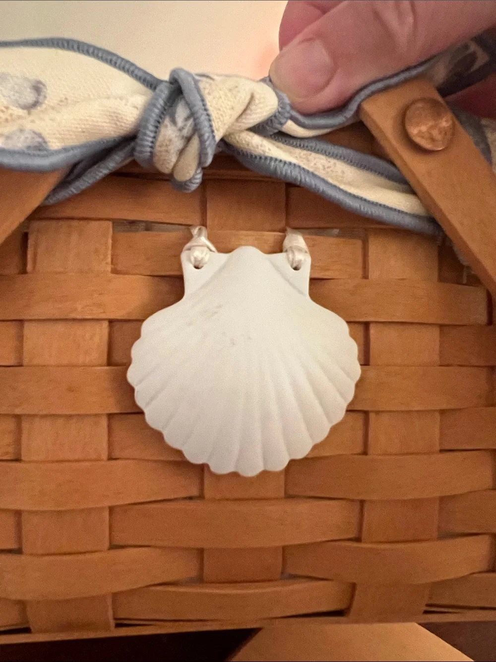 Longaberger Market Basket with Seashell Liner and White Seashell Tie On Pendant